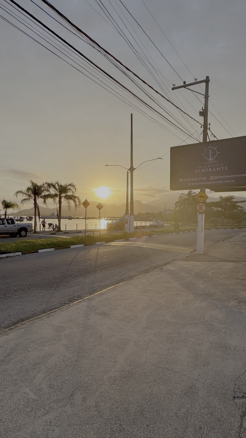 Entrada da Marina Almirante junto ao canal ao pôr do sol