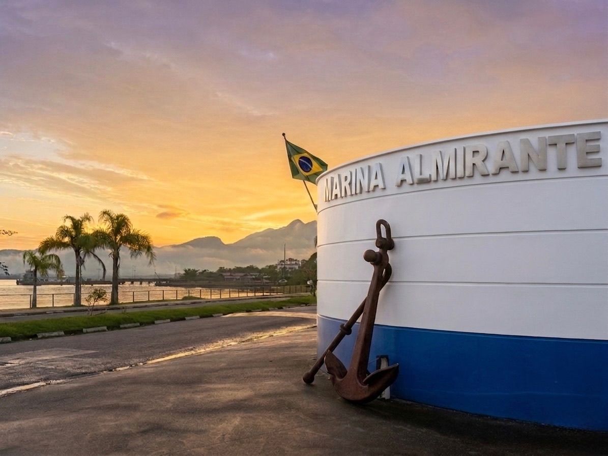 Fachada da Marina Almirante ao pôr do sol em Bertioga
