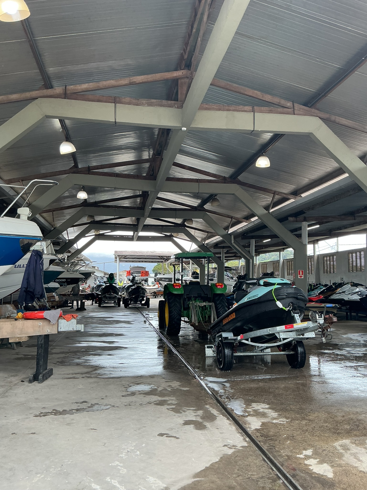 Área coberta da Marina Almirante com embarcações e jet skis